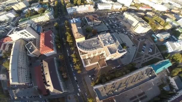 Vue aérienne sur un quartier résidentiel sur un clair crépuscule d'automne lumineux — Video