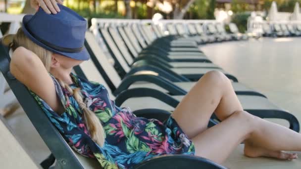 Young attractive sexy woman in summer hat rest by the pool — Stock Video