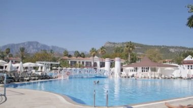 Kemer, Türkiye - 25 Eylül: turist 5 yıldızlı Pgs kiriş Resort havuz kenarında dinlenin. Eylül, 2016 yılında Kiris, Kemer, Türkiye