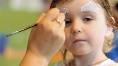 Küçük kız bir karnaval için bir kedi olarak Yüzü boyalı