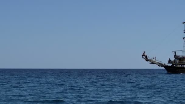 Stary carvel w Morzu Śródziemnym — Wideo stockowe