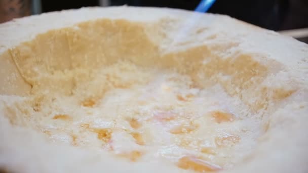 Chef preparar queso grande por el quemador de fuego — Vídeo de stock