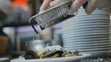 Slow motion makarna ile çanak üzerinde çelik rende ile kahvaltilari-reggiano peyniri ızgara bir şef yakın çekim