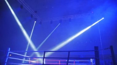 Dövüş Gecesinden Önce Projektörlerin Işıklarında Boks Yüzüğü
