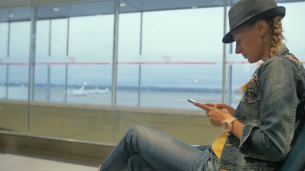 Voyageuse attendant son départ et utilisant son téléphone portable . — Video
