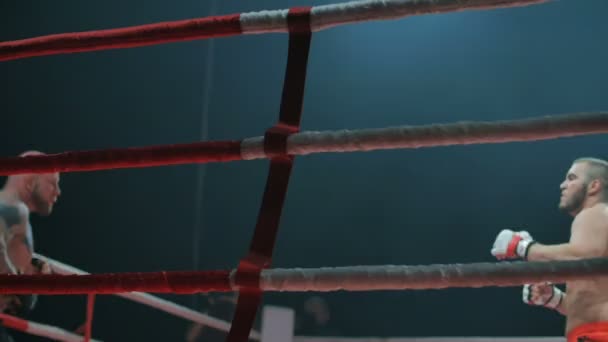 Belgorod, Rusko - 22 října 2016: Poslední zápas legendy Jeff Monson versus Alex Kardo v ringu smíšených bojových umění turnaj série závodů "Jones – bitva v Belgorod" — Stock video