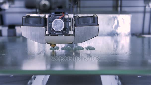 Drie dimensionale printer tijdens werk in laboratorium, 3D-kunststof printer, 3d printen — Stockvideo