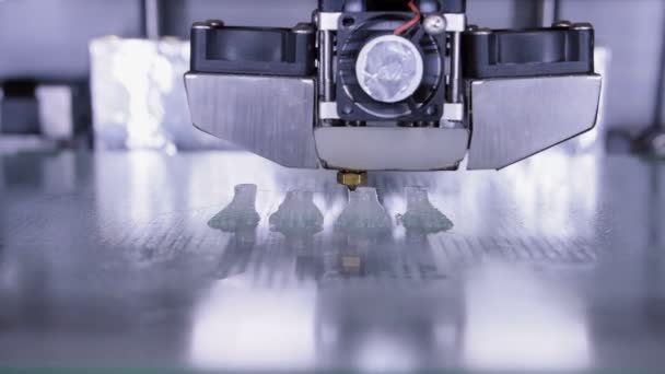 Трехмерный принтер во время работы в лаборатории, 3D-пластиковый принтер, 3D-печать — стоковое видео