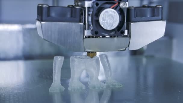 Impressora 3D imprimir o humano como macaco usando filamento de plástico — Vídeo de Stock