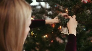 Güzel genç bayan Noel ağacı süslemeleri