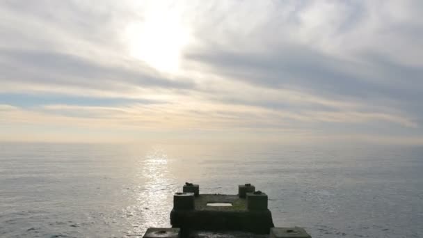 Muelle de hormigón con vistas al mar al atardecer — Vídeos de Stock