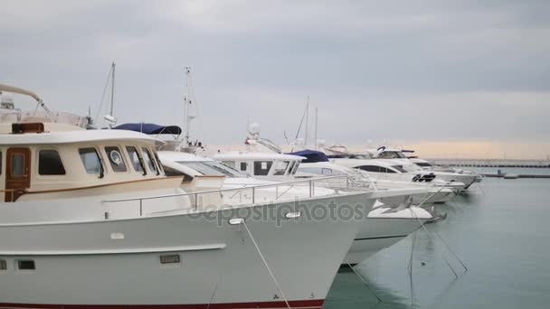 Jachten en boten in de haven of de haven. Uitzicht vanaf de pier — Stockvideo