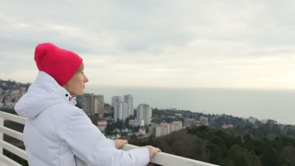 Caminhada mulher em excursão de viagem durante o cruzeiro de férias. Menina de pé em miradouro olhando para o ponto de vista . — Vídeo de Stock