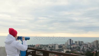 Genç kadın turist city adlı gözlem güverteden görünüyor..