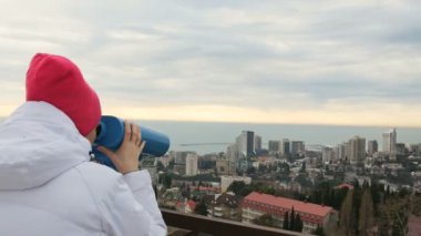 Genç kadın turist city adlı gözlem güverteden görünüyor..