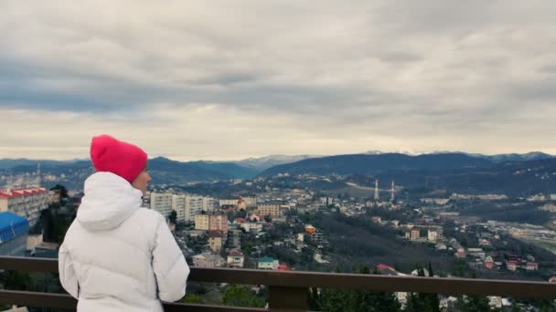 Wanderin auf einer Reise-Exkursion während einer Kreuzfahrt. junges Mädchen steht am Aussichtspunkt und schaut auf Aussichtspunkt. — Stockvideo