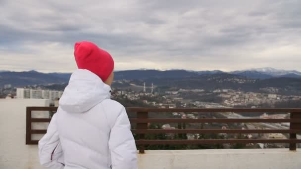 Wanderin auf einer Reise-Exkursion während einer Kreuzfahrt. junges Mädchen steht am Aussichtspunkt und schaut auf Aussichtspunkt. — Stockvideo