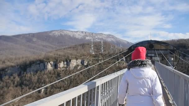 Kvinna promenad igenom höga bron över ravinen på Skypark Aj Hackett Sochi — Stockvideo