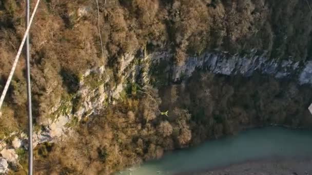 身份不明的男子蹦极跳下 207 米的钢悬索桥远射 — 图库视频影像