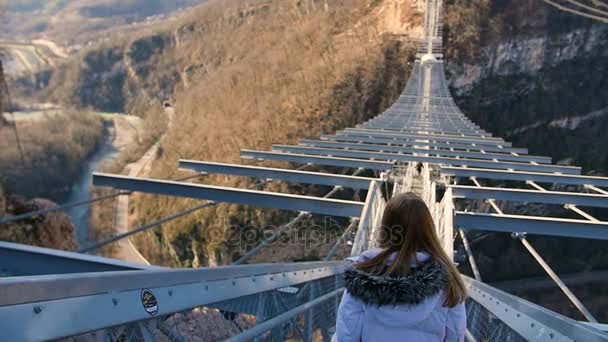 グランドキャニオン上空スカイパーク Aj ハケット ソチの高いブリッジを介して女性散歩 — ストック動画
