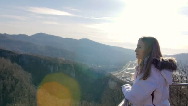 Skybridge observationsdäck. Kvinnan vänligt solljus och vacker natur utsikt över bergen — Stockvideo