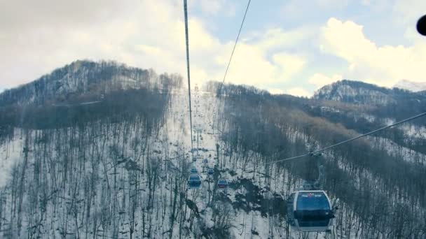 Sochi, Rusland - 19 januari: Kabel kabelspoorweg in skigebied Sotsji, Roza Khutor — Stockvideo