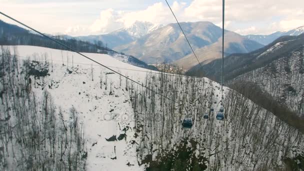 Sochi, Rusland - 19 januari: Kabel kabelspoorweg in skigebied Sotsji, Roza Khutor — Stockvideo