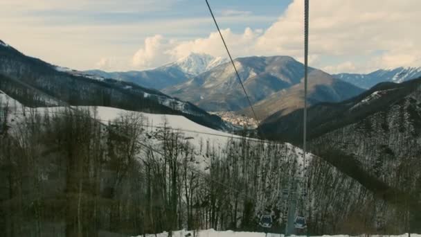 Sochi, Rússia - 19 de janeiro: Cable Funicular railway in ski resort Sochi, Roza Khutor — Vídeo de Stock