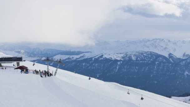 Skupina lidí, lyžařském středisku na vrchol hory