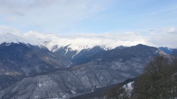 Kijk ver van de rocky bergen bedekt met sneeuw — Stockvideo