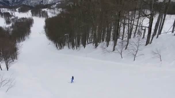 Rider sam, jazdy na nartach z góry ośrodek narciarski. Widok z lotu ptaka. — Wideo stockowe