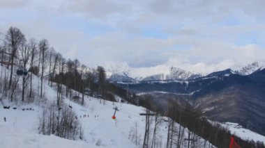 Sochi, Rusya Federasyonu - Ocak 19: Cable Car demiryolu ve altındaki snowboard Kayak Merkezi Soçi, Roza Khutor üzerinde