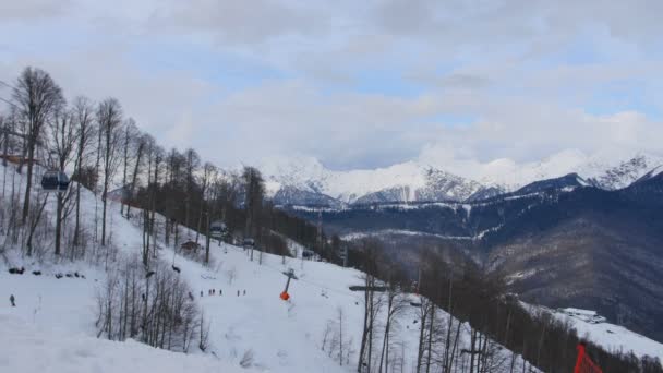 Sotschi, Russland - 19. Januar: Seilbahn und Snowboarder darunter im Skigebiet Sotschi, roza khutor — Stockvideo