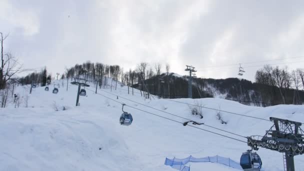 Sochi, Rusko - 19. ledna: lanovka železnice v lyžařském středisku Soči, Roza Khutor — Stock video