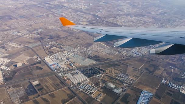 Maniobra aérea sobre la ciudad. Vista del ala del avión — Vídeo de stock