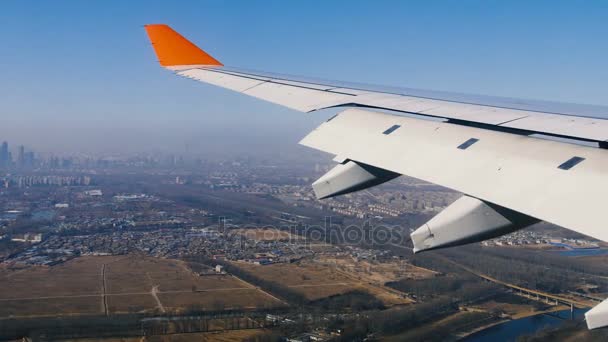 Repülőgép szárnya repülő gépet. Repülőgép előkészítése a föld — Stock videók