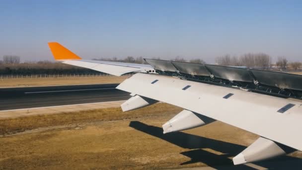 Flygplan flytta genom air strip på flygplats, wing Visa från insidan — Stockvideo
