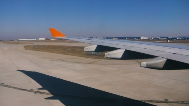 Aviones se mueven por pista de aire en el aeropuerto, vista del ala desde el interior — Vídeo de stock