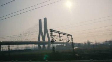 Köprünün altında hareket eden bir yüksek hızlı trenin pencereden görüntüleyin. Ağır sis, karanlık smog baskıcı bir atmosfer yaratır.