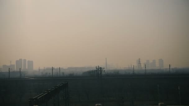 Pohled z okna jedoucího vlaku vysokou rychlostí v Délka dne. Hustá mlha, tma smogem tísnivou atmosféru — Stock video