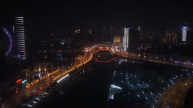 Nehir, trafik ve gökdelenler gece görünümü