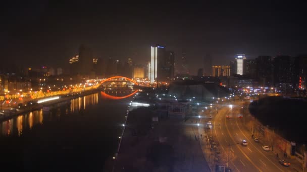 Utsikt över floden, vägtrafik och skyskraporna på natten — Stockvideo
