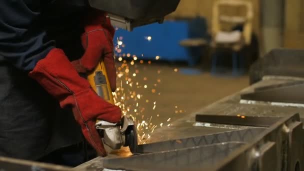 Primer plano del trabajador en el uso de máscara ángulo grinderon metal construcción de metal. Las chispas se vuelven lentamente hacia la cámara. Moción lenta — Vídeos de Stock