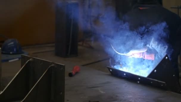 Lasser op het werk in de metaalindustrie geschoten in slowmotion 100fps — Stockvideo