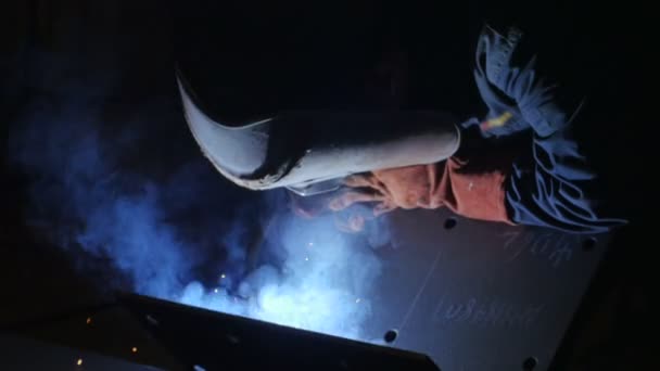 Сварщик на работе в металлургической промышленности крупным планом — стоковое видео