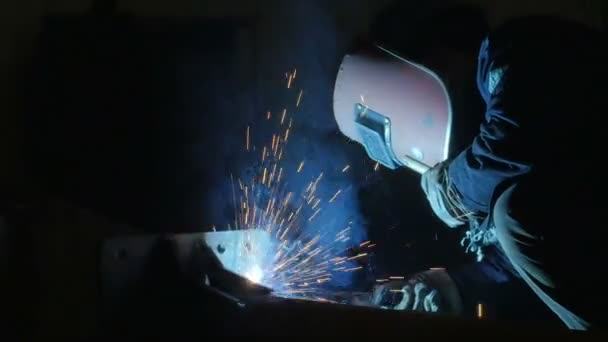 Сварщик на работе в металлургической промышленности крупным планом — стоковое видео