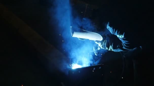 Svetsare i arbetet i metallindustrin sköt i slow motion 100fps — Stockvideo