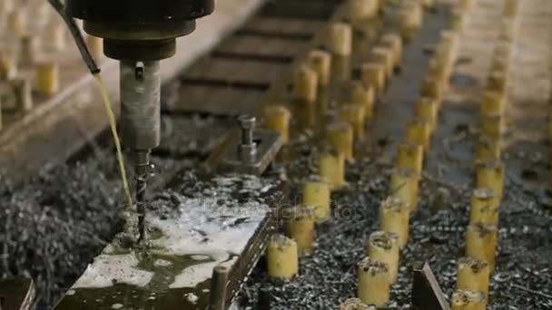 Macro unico processo di perforazione fori nei dettagli metallici con moderno dispositivo automatico in acqua al rilascio di vapore — Video Stock