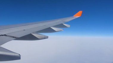 Gökyüzünün yukarıda uçağın kanat