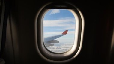 Arazi jet uçak pencereden gördüm. Uçak yavaş yavaş iniş